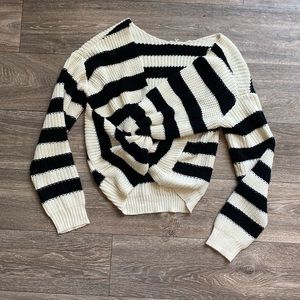 🌺 Black and white stripe sweater